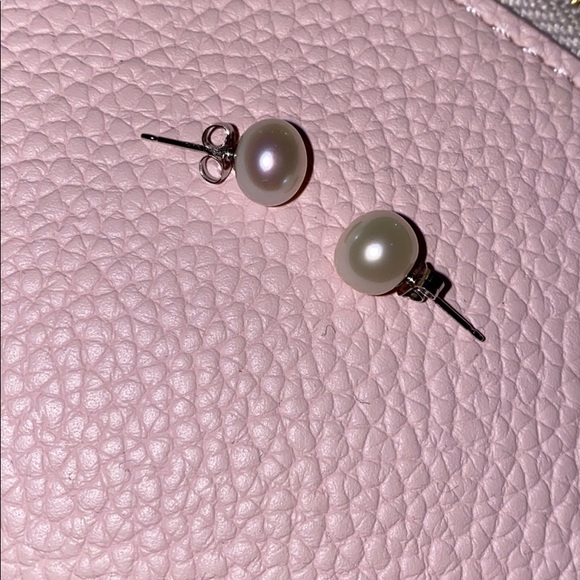 Pearlized studs for pierced earrings - Picture 2 of 3